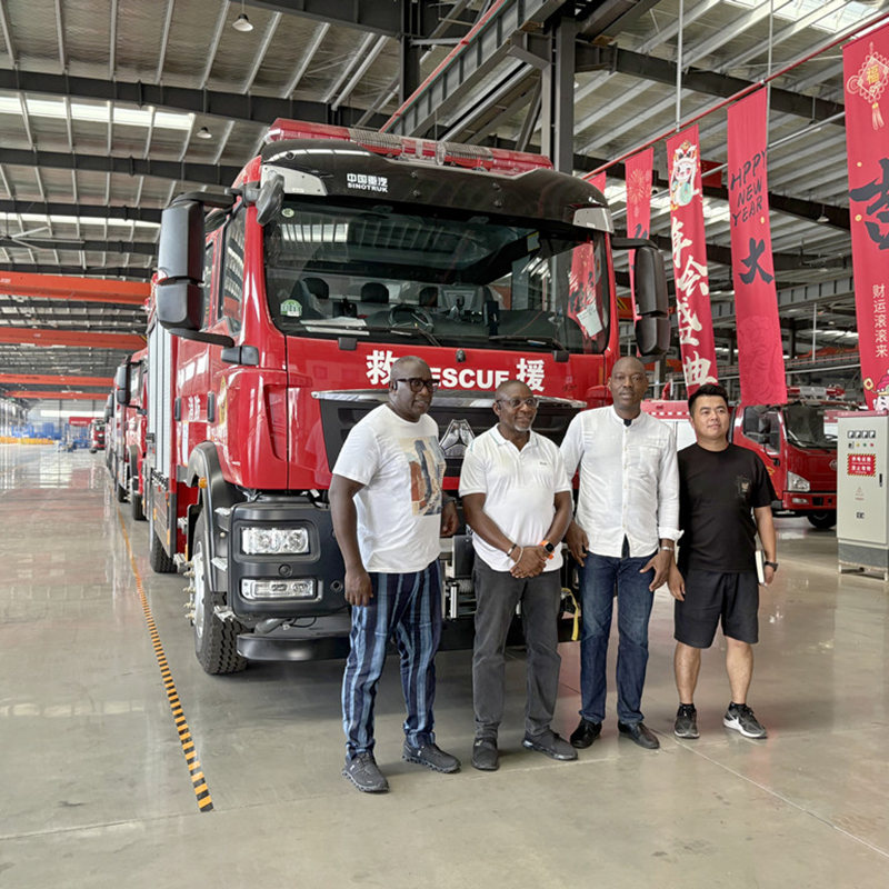 Pelanggan Ethiopia melawat membeli trak bomba serbuk Isuzu
