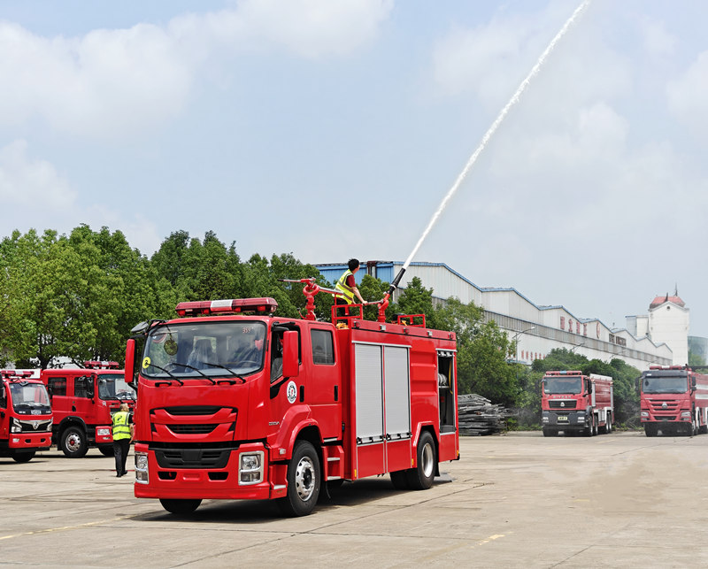 Isuzu 4X GIGA dry powder fire truck