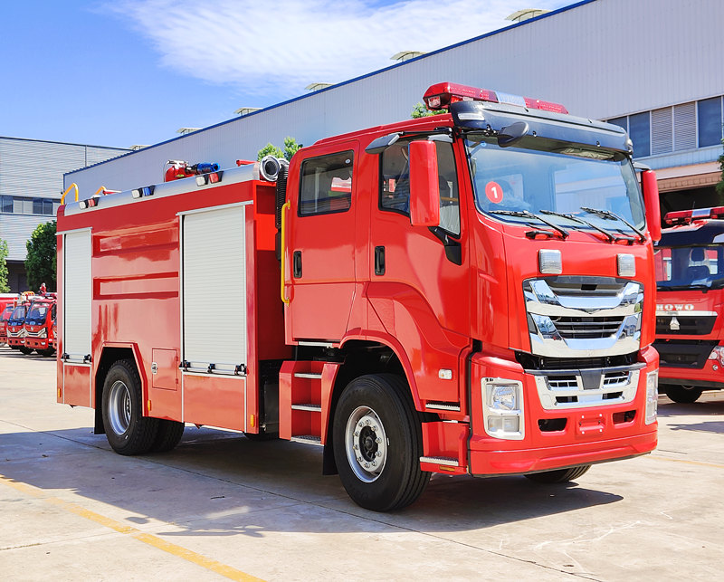 Isuzu GIGA 5cbm fire truck foam tanker